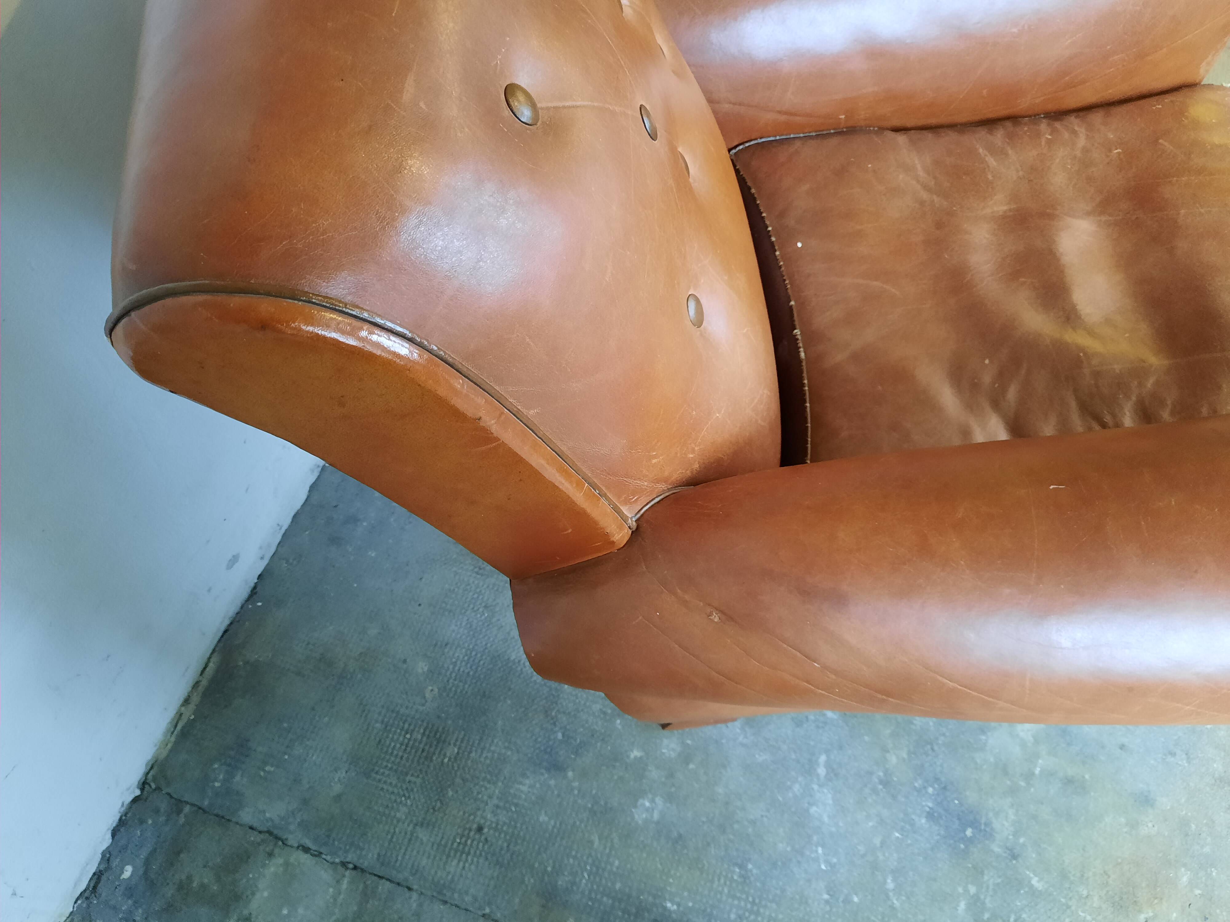 Ancien fauteuil club en cuir, vers 1940 style art déco