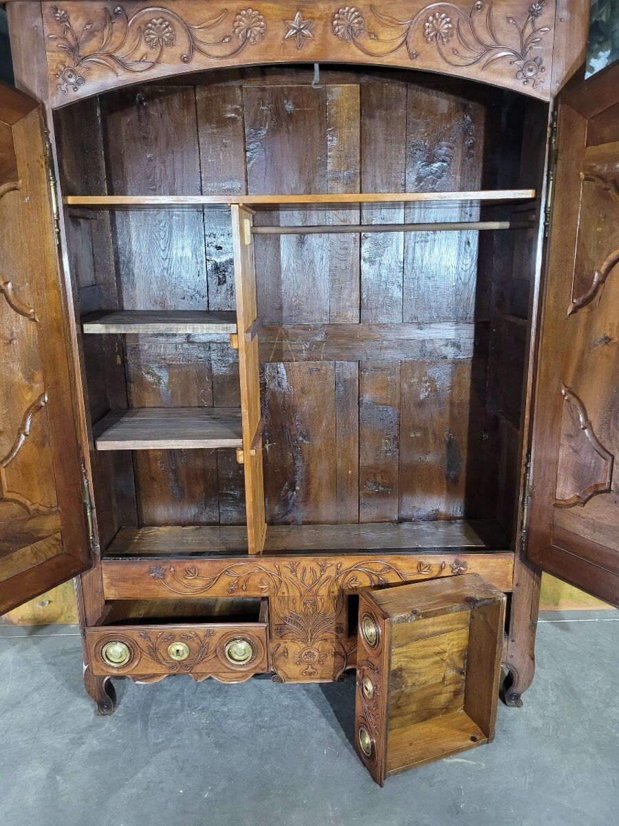 Armoire Louis XV en noyer et chêne