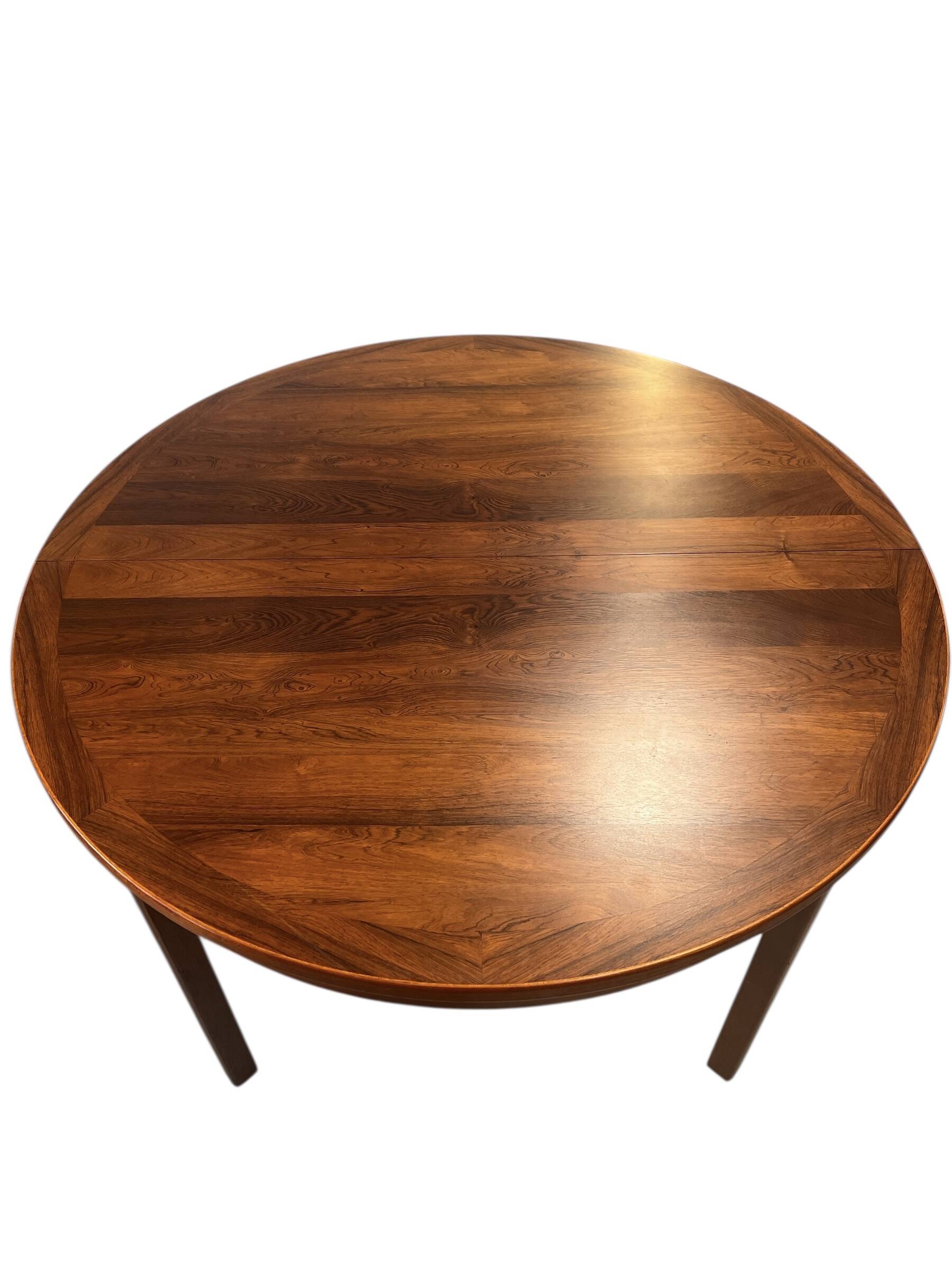 Round dining table in rosewood.