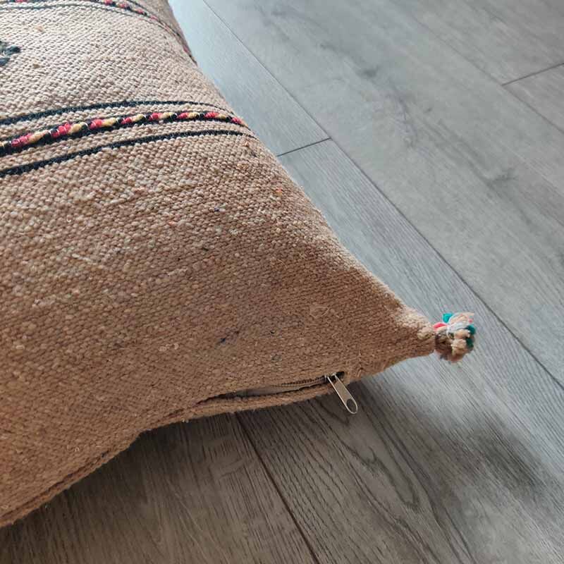 Coussin berbère beige à pompon en coton