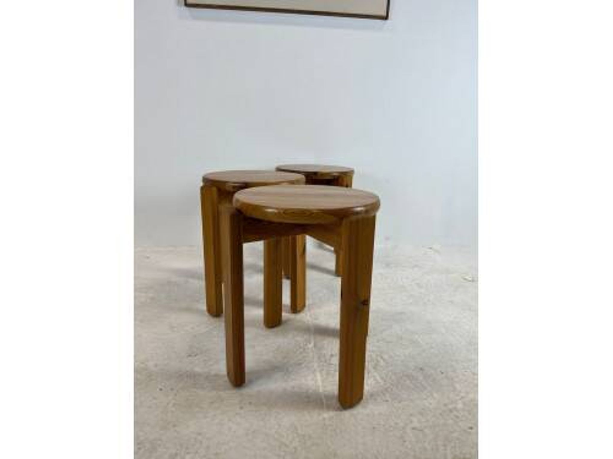 Trio de tabourets en pin massif, années 70
