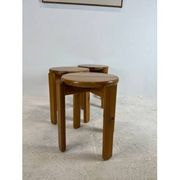 Trio de tabourets en pin massif, années 70