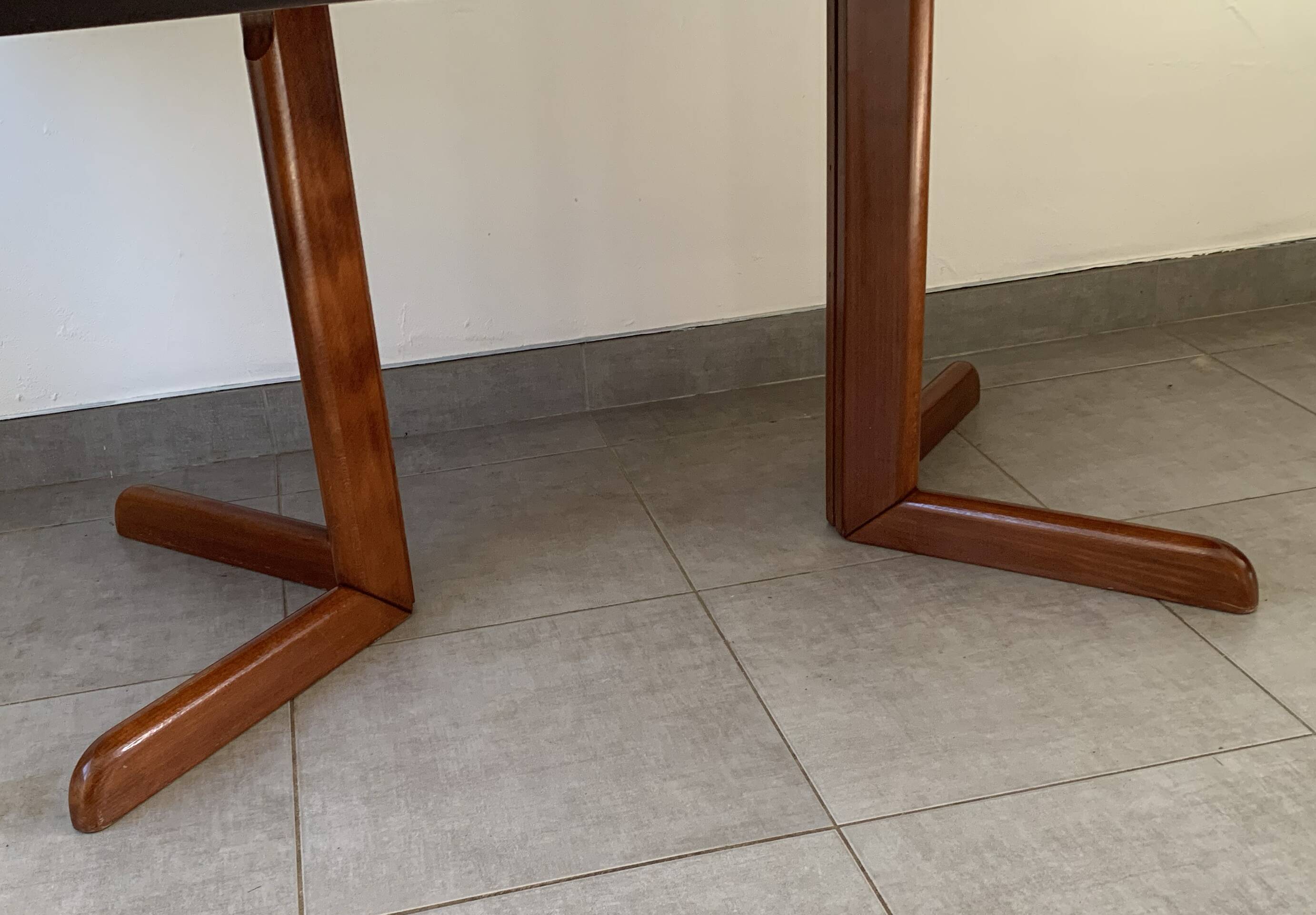 Table extensible danoise ovale en teck, années 60