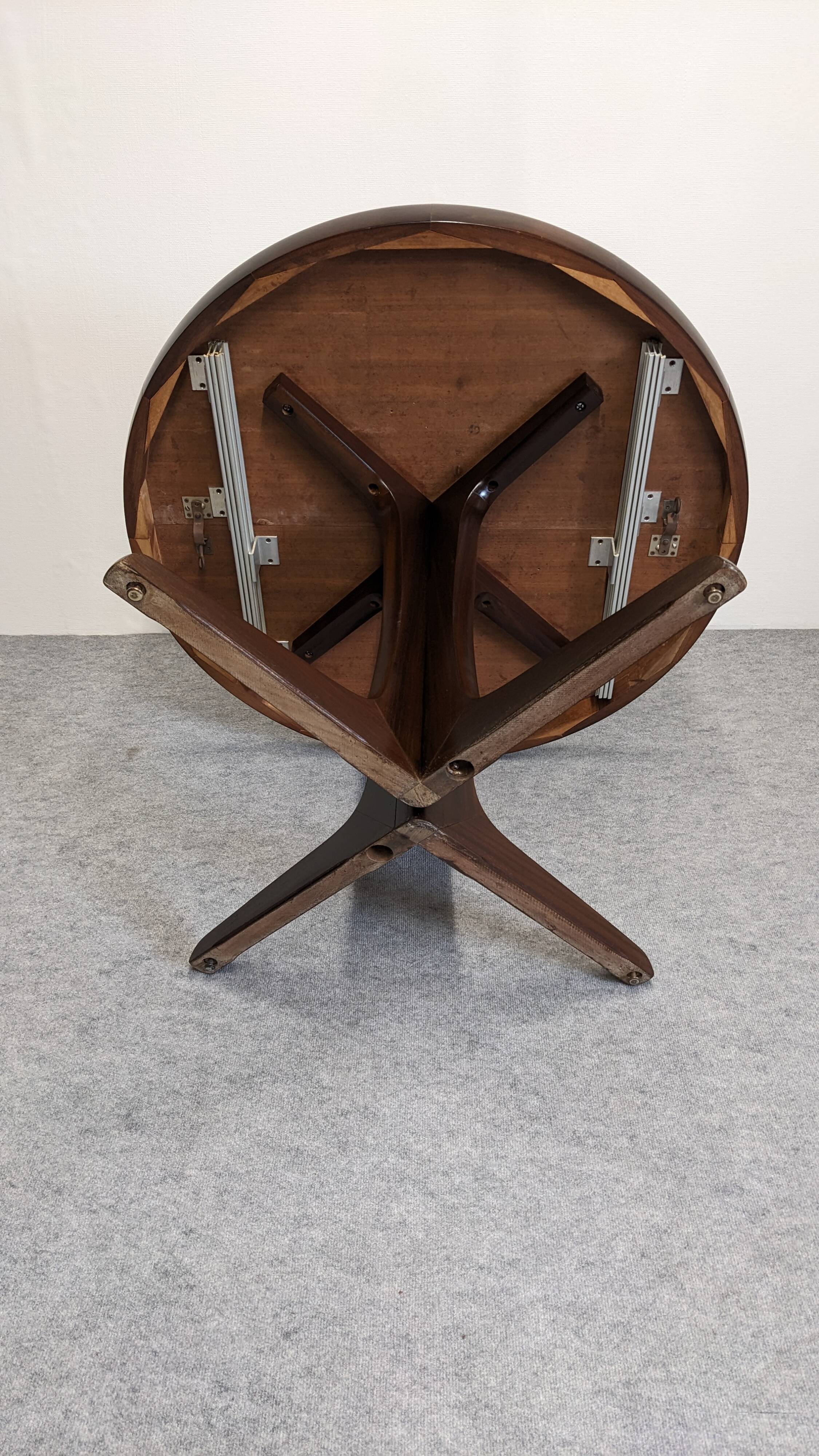 Baumann extendable dining room round table, France circa 1970.