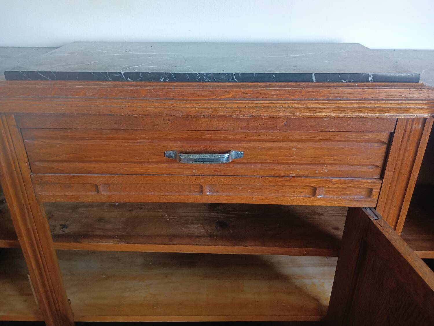 Art Deco buffet in marble and carved wood