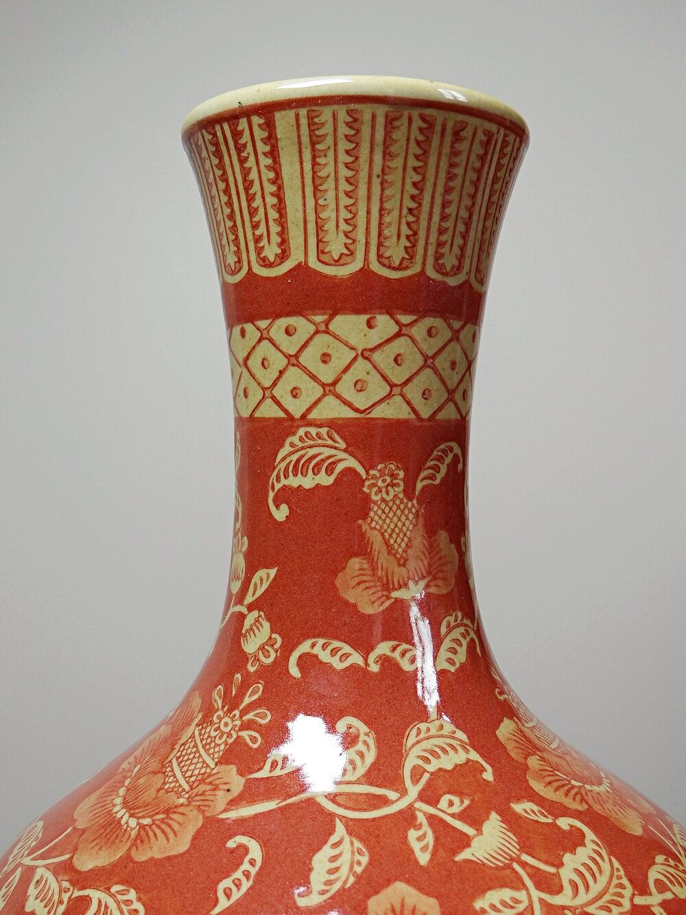 Vase Chinois XXe céramique peinte main teinte inhabituelle rouge