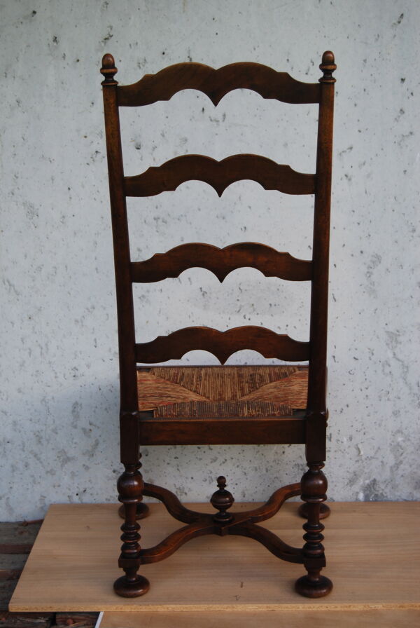 Chaise de nourrice paillée en noyer louis xiii