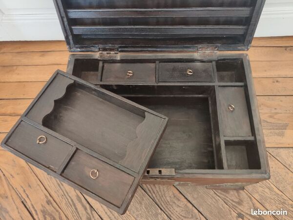 Coffre de mariage indien ancien en bois orné de plaque en laiton ciselé. Inde fin XIXe/début XXe