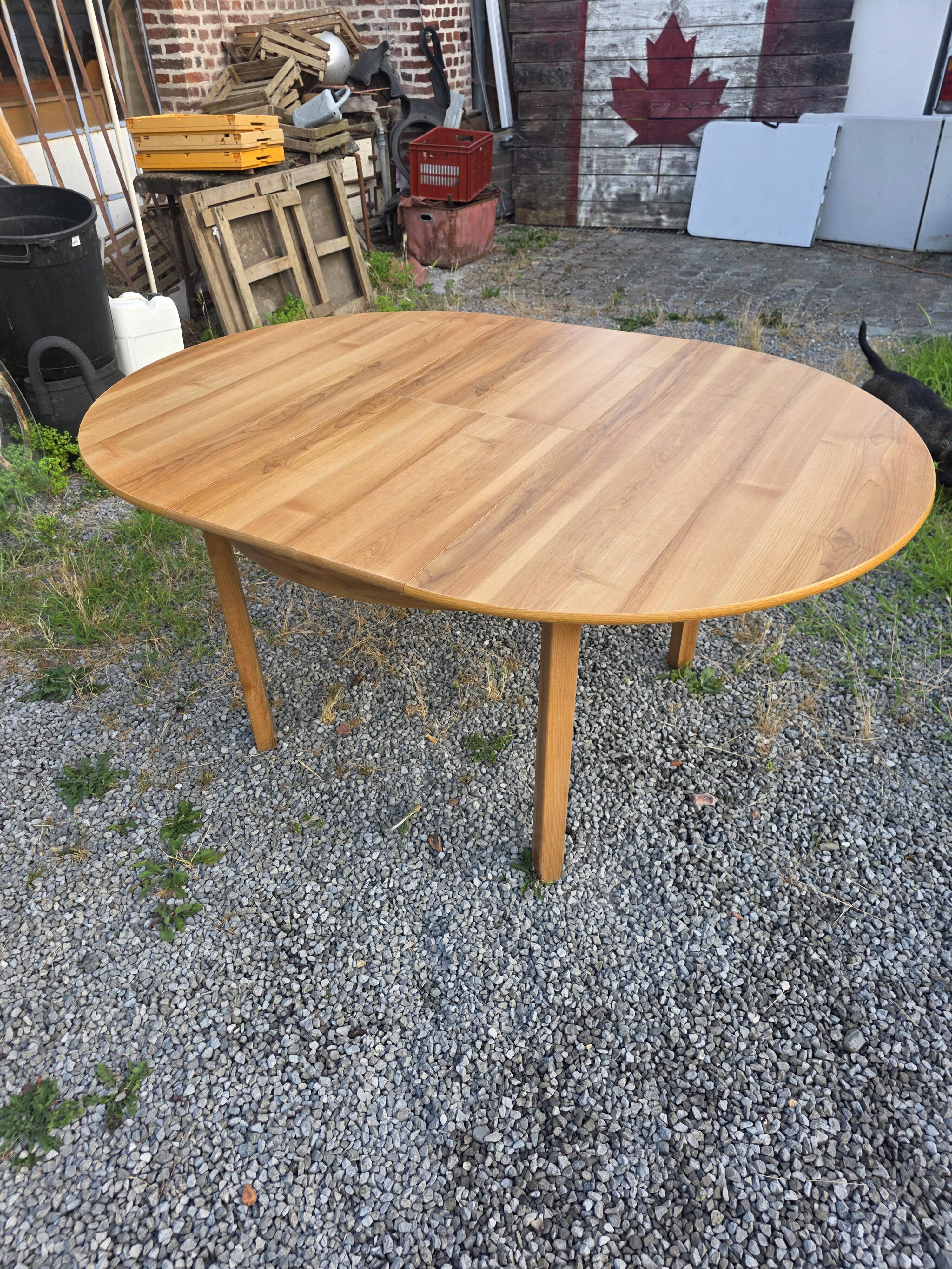 Scandinavian extendable oak table from the 1960s (butterfly extension)