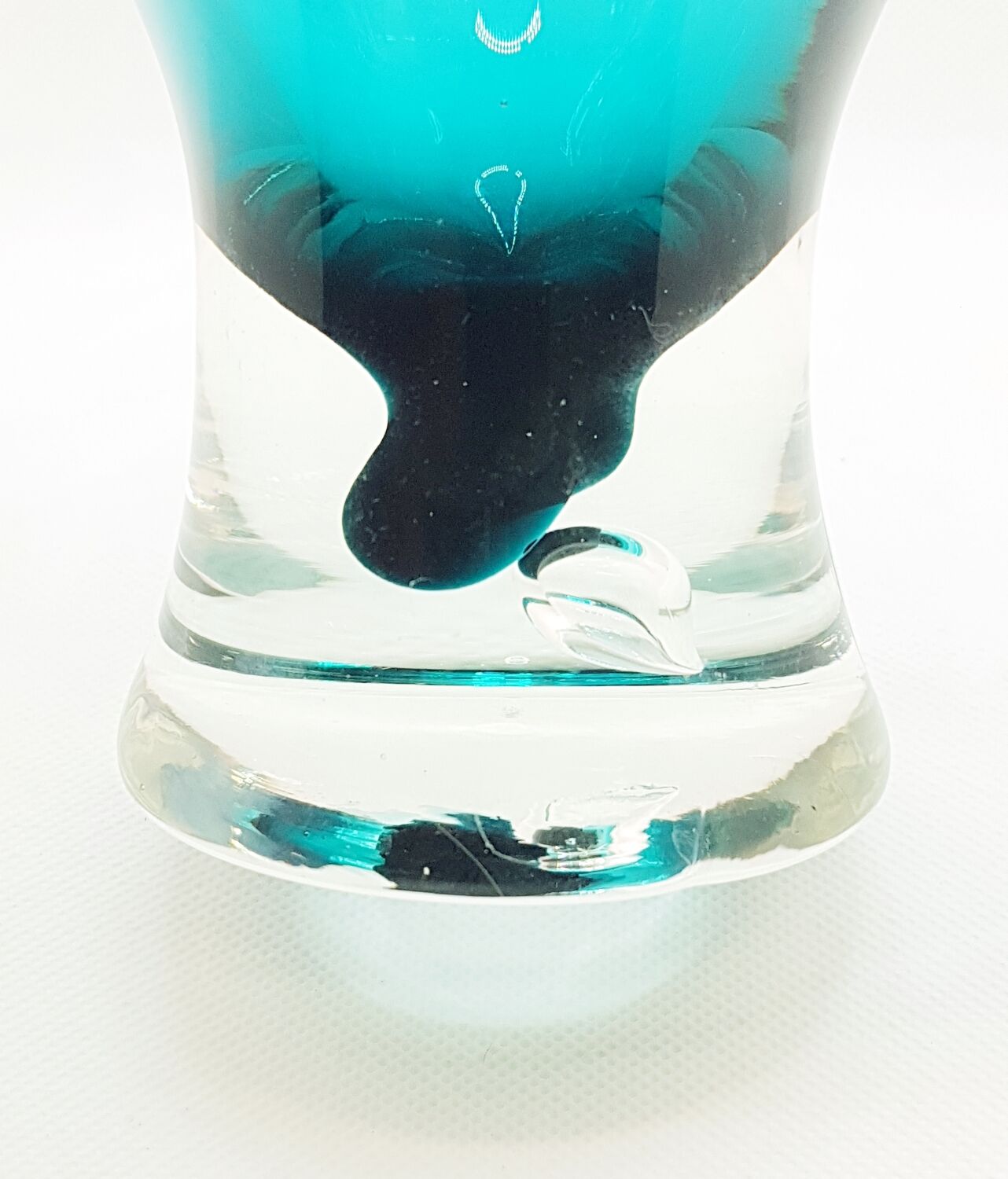 Grand vase sur pied en verre sarcelle.