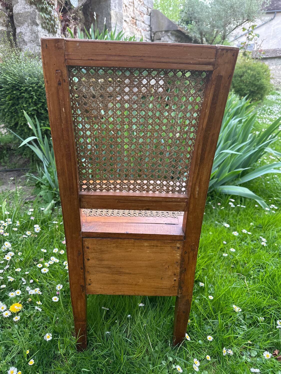 Chaise osier avec assise ouvrable