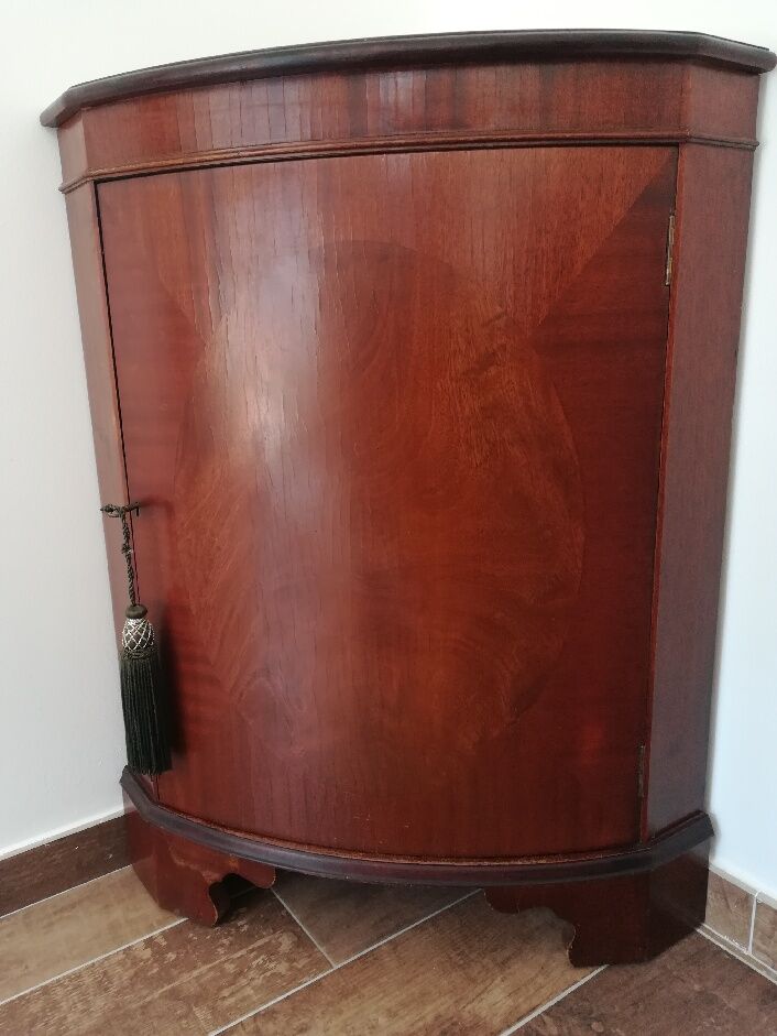 Corner cabinet