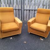 Paire de fauteuils des années 70 en velour ocre