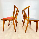 Quatre chaises colorées