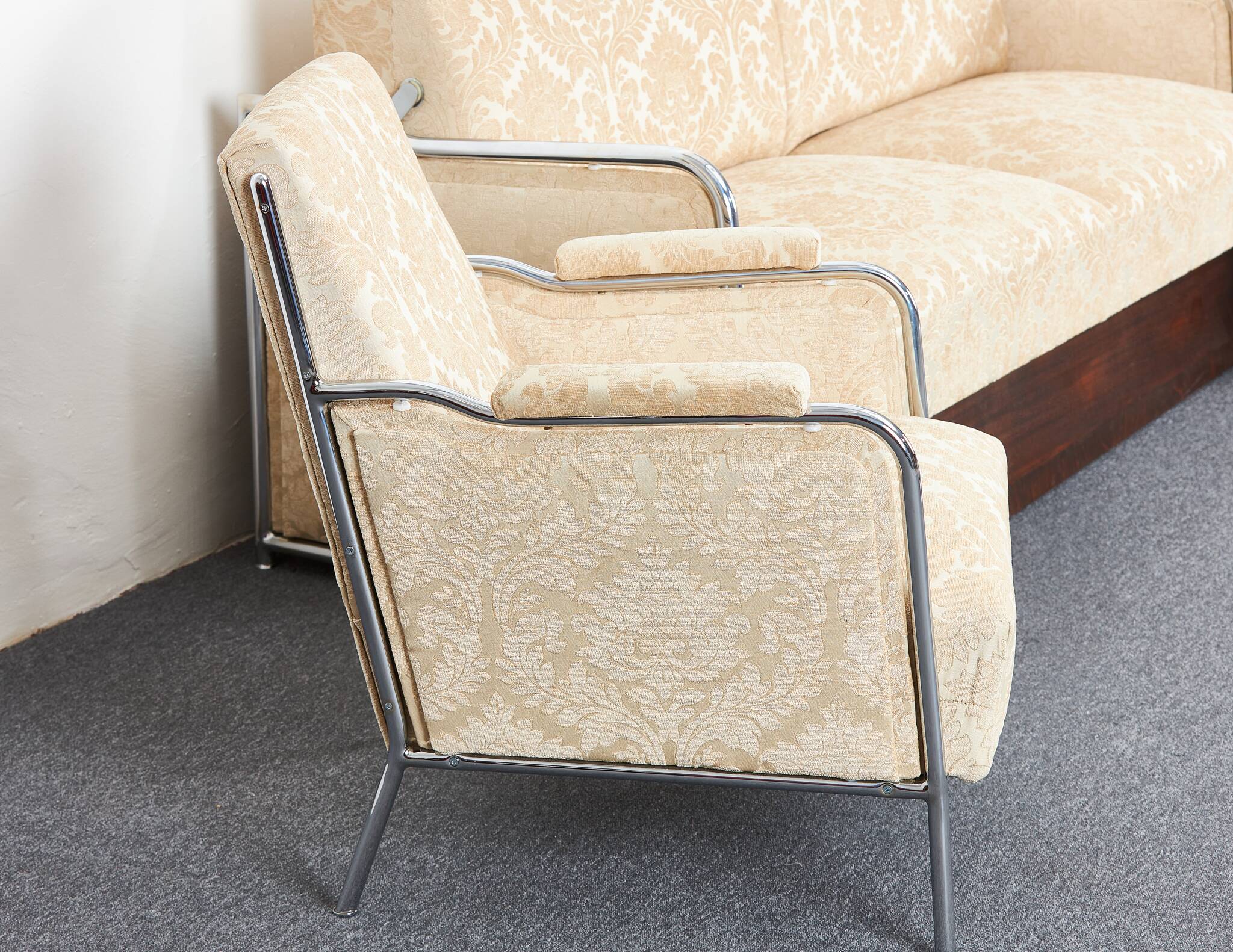 Milieu du siècle. Lit convertible et fauteuils de style Bauhaus par József Peresztegi, Hongrie des années 1950