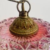 Suspension ancienne en verre rose avec pampilles.
