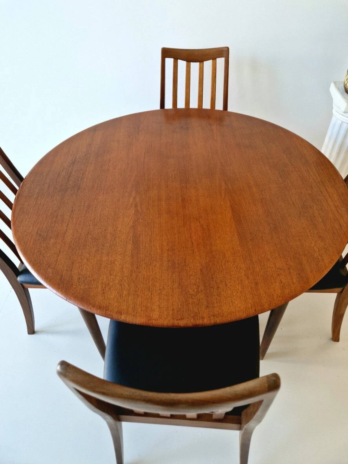 Ensemble de table et chaises GPLAN des années 1950, design d'intérieur.