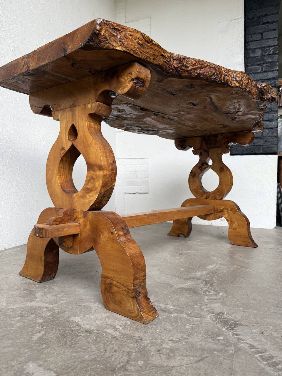 Table artisanale en orme massif, art populaire