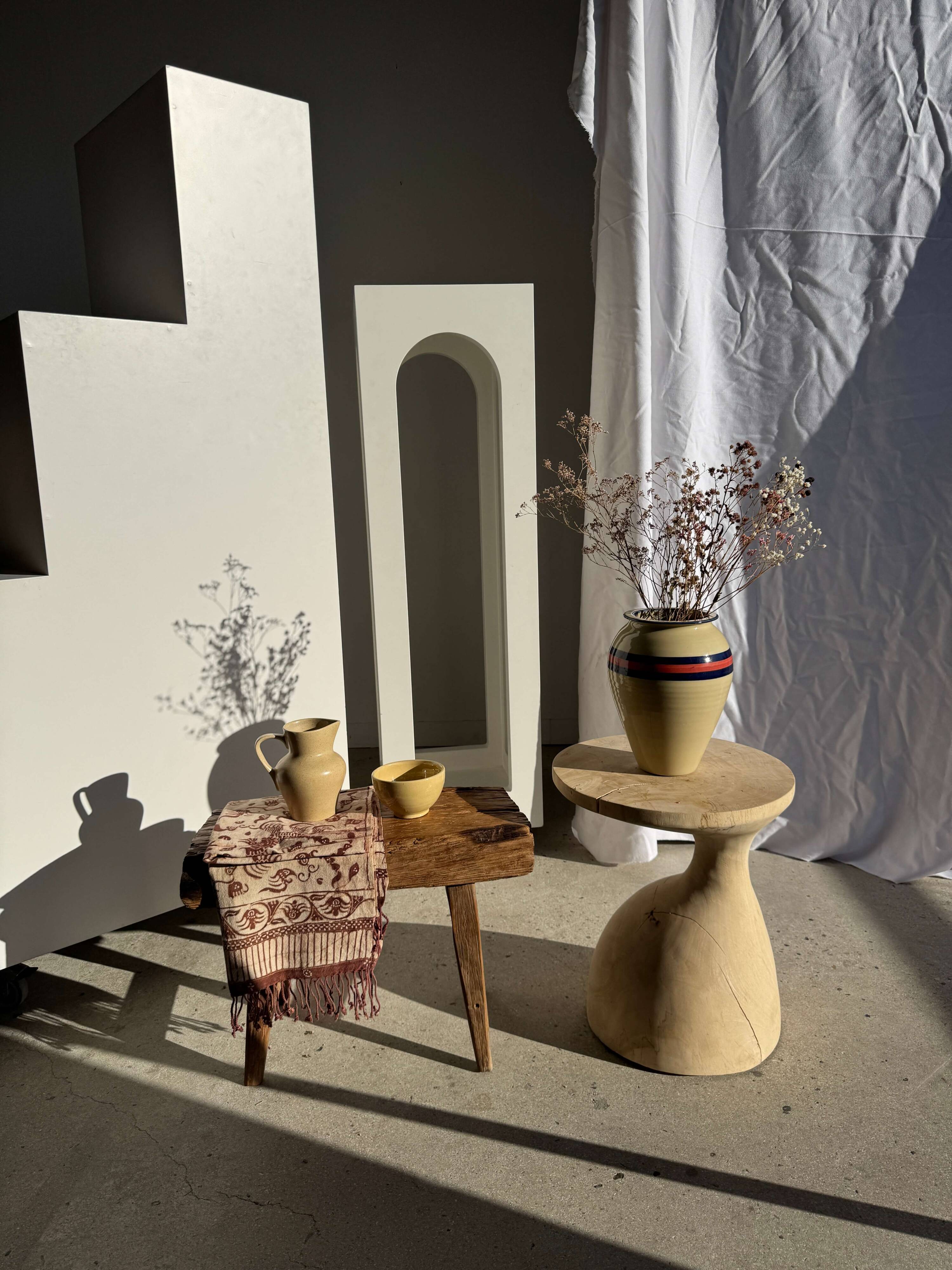 Large beige vase with blue and pink trim H27 D21