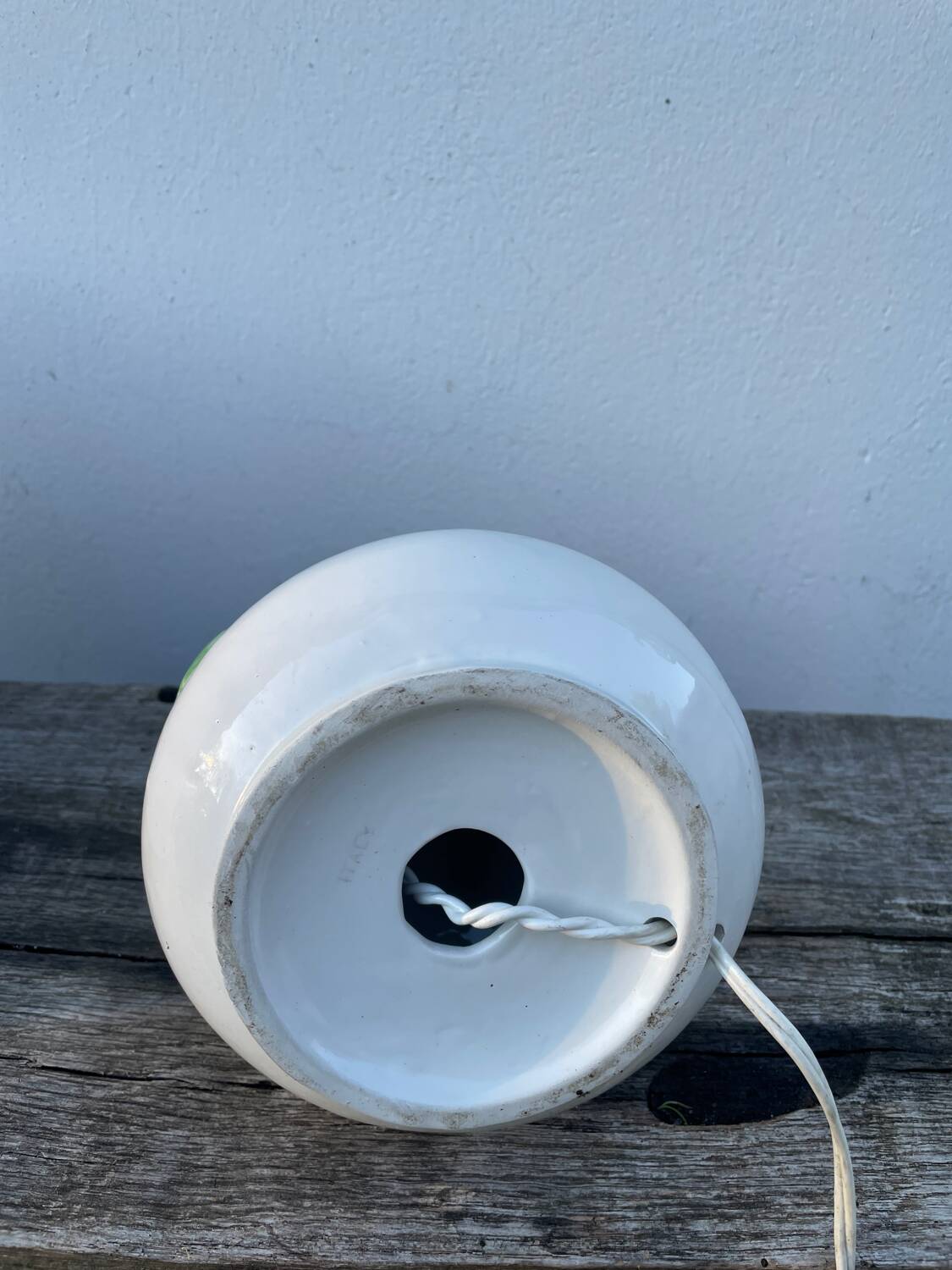 White ceramic lamp with foliage decoration