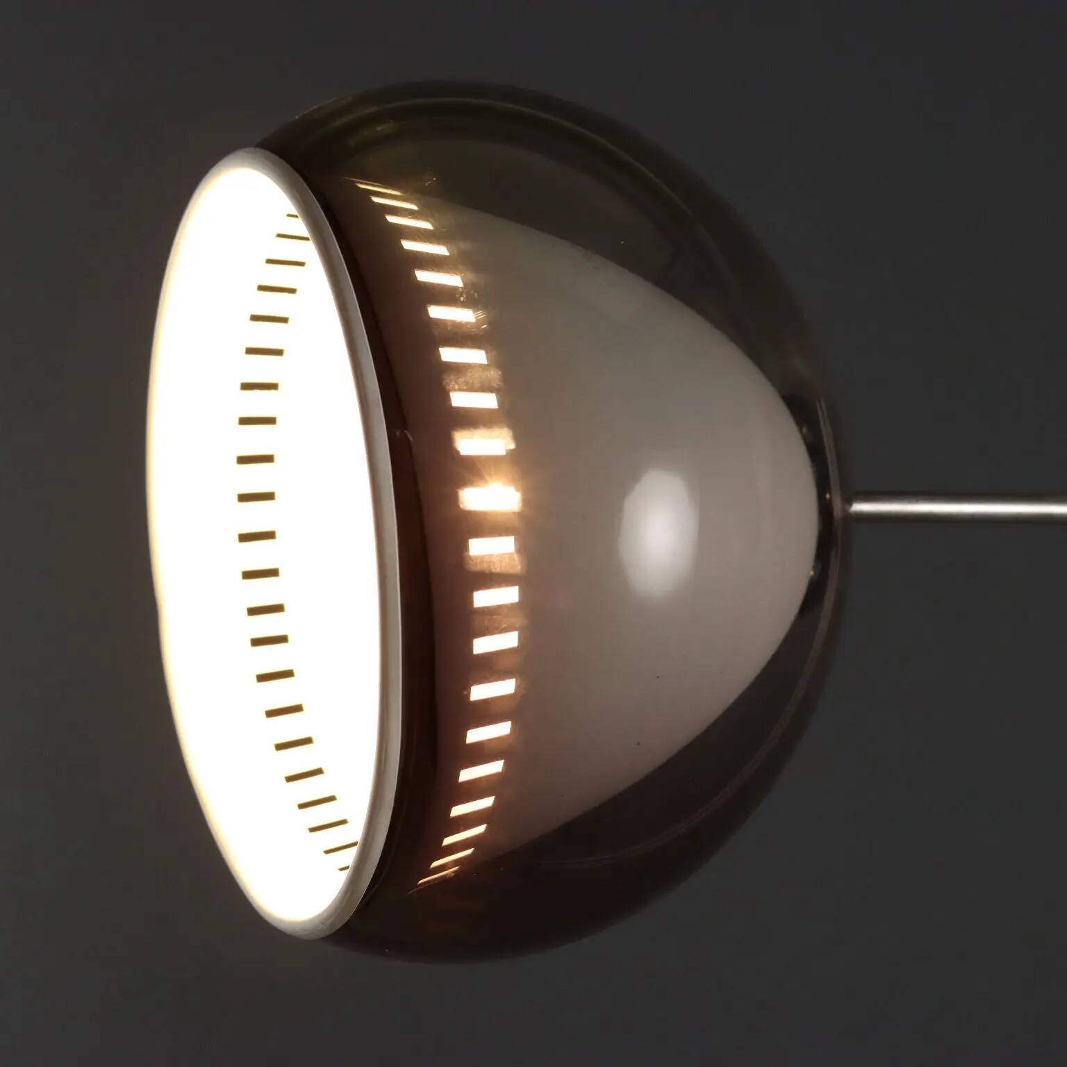 Vintage floor lamp in brass and enamelled metal, design, Italy, 1960s