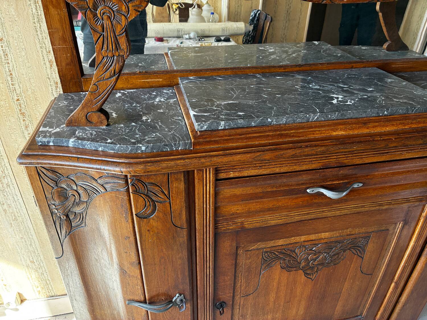 Buffet vaisselier Art déco ancien en bois massif et marbre