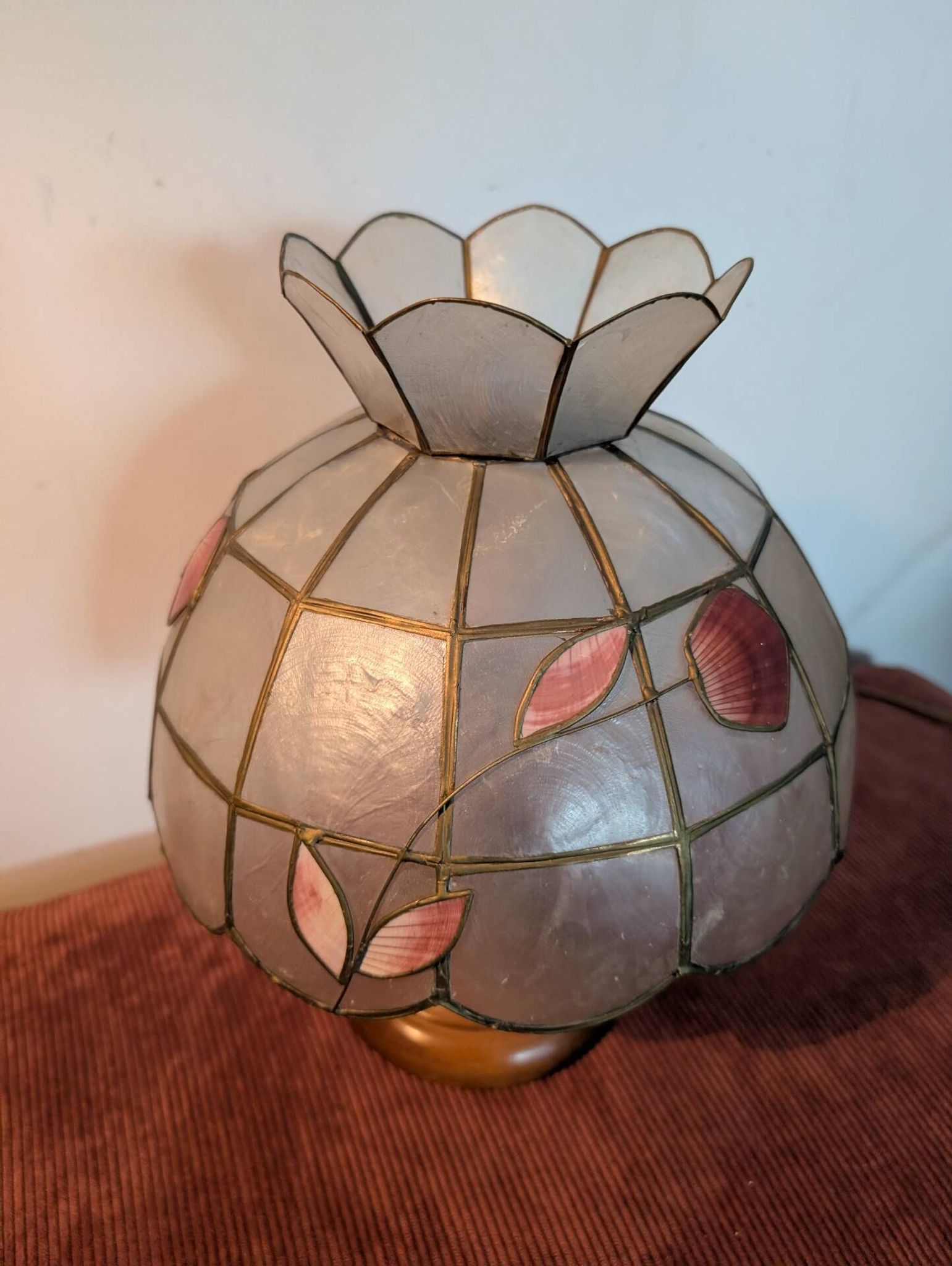 Vintage lamp in wood, brass and mother-of-pearl.