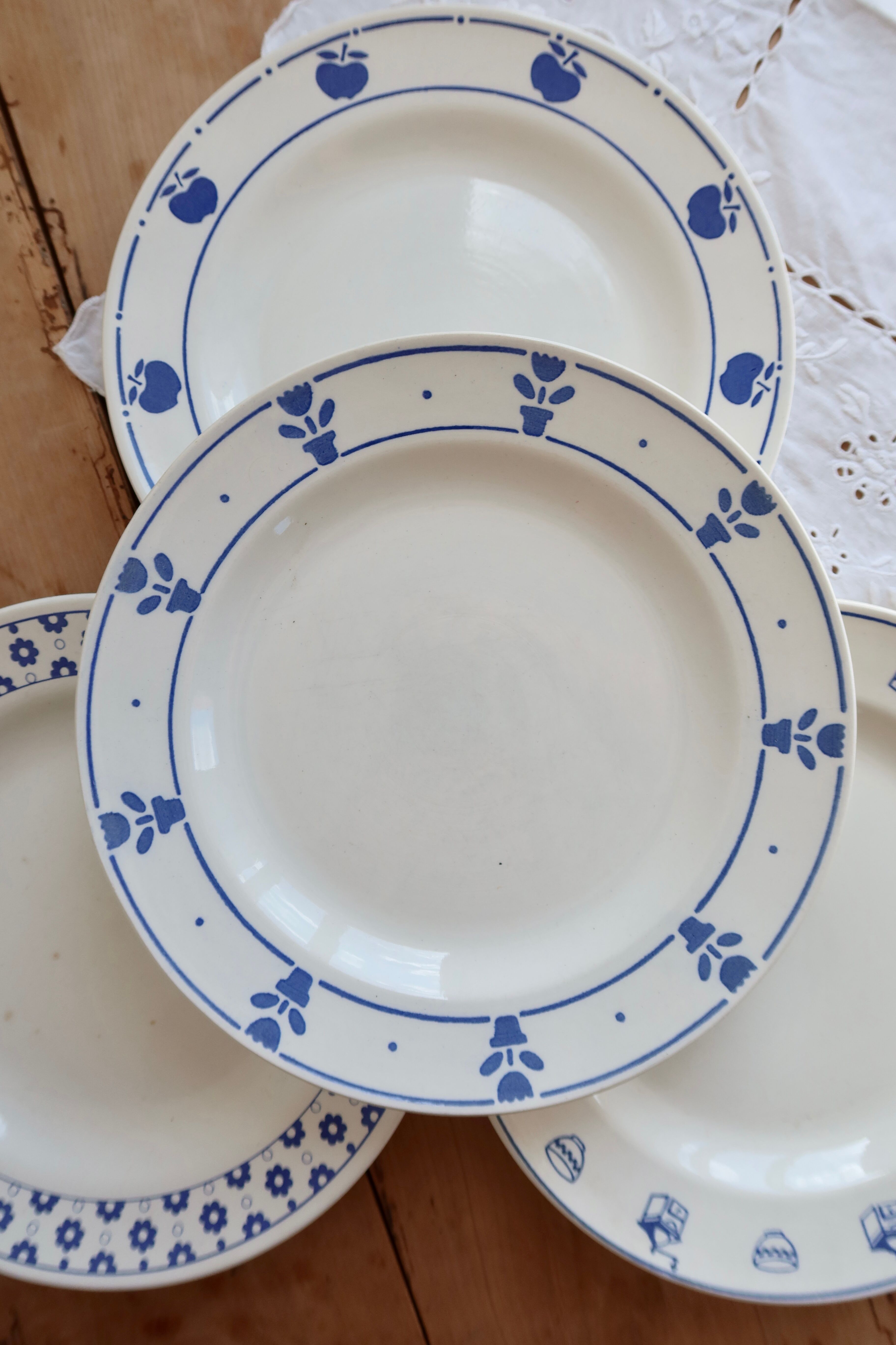 4 mismatched vintage dinner plates - Lot Cutie II