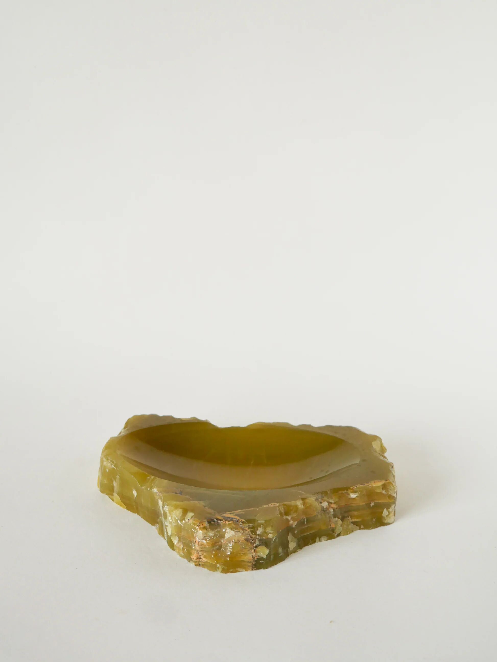 Très grand vide-poche en albâtre, forme libre, ocre, 1970