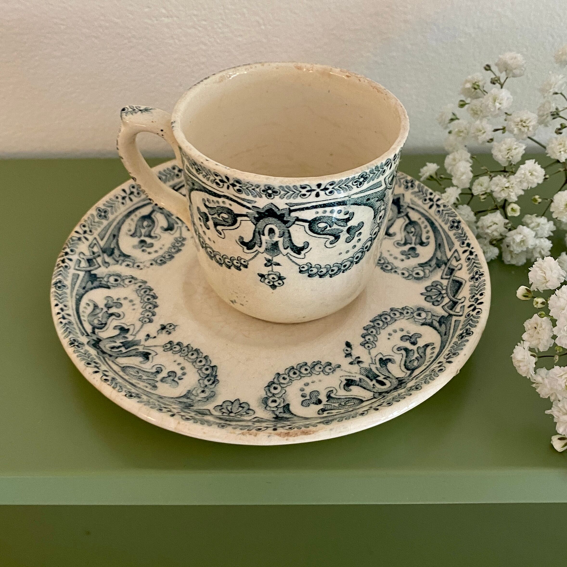 Tasse ancienne en terre de fer modèle guirlande de au planteur de caïffa