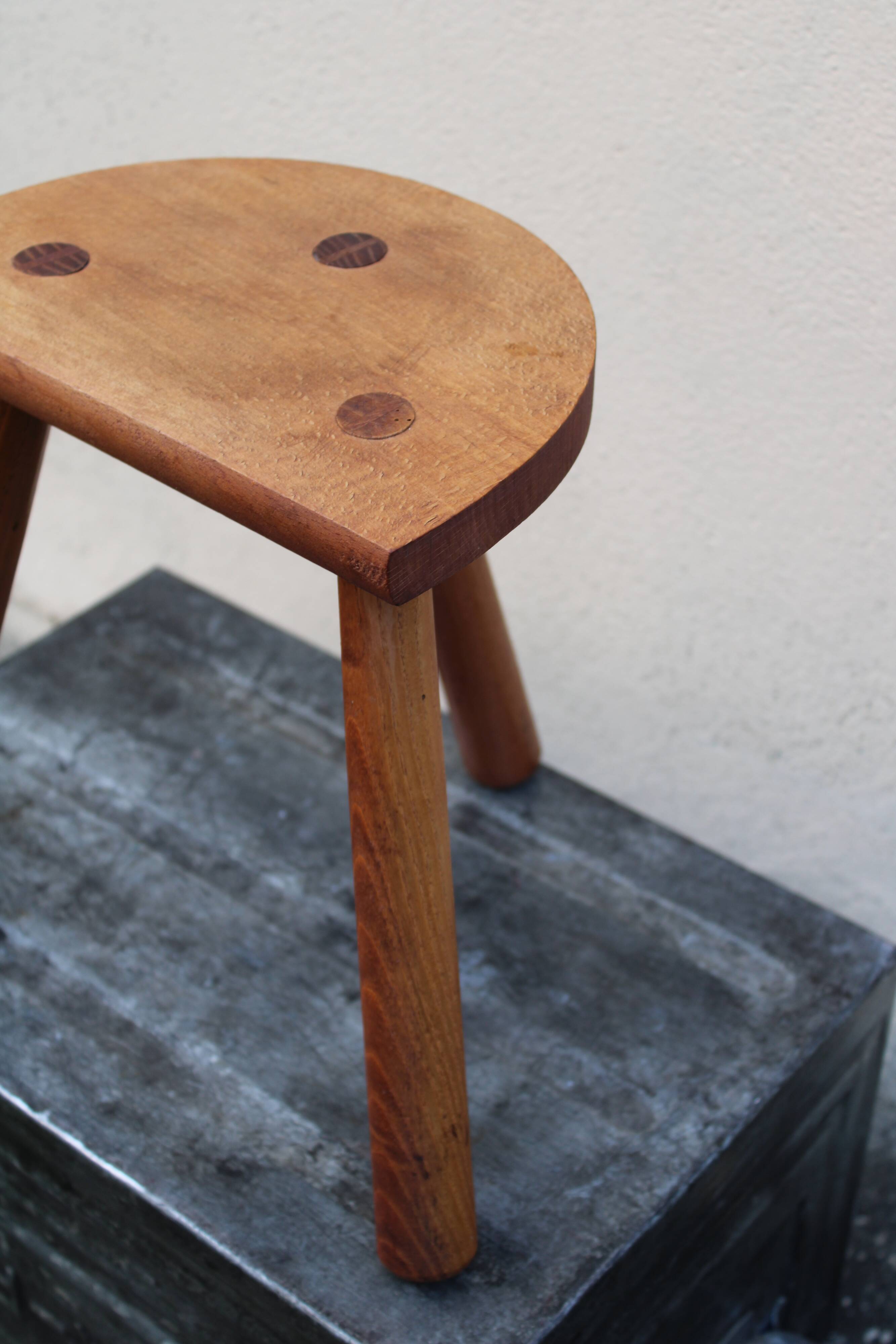 Tripod brutalist stool