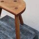 Tabouret brutaliste tripode