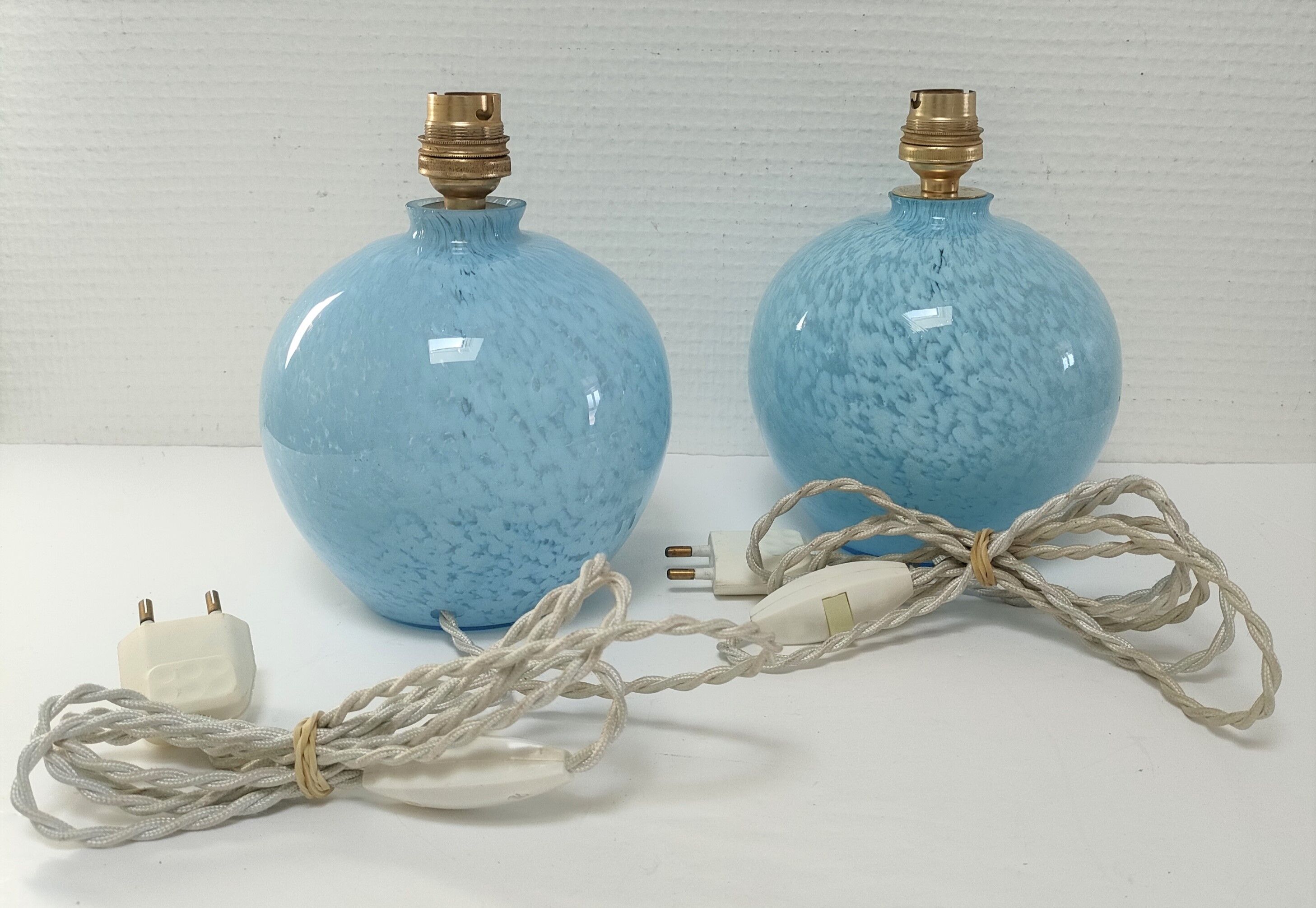 Deux pieds lampes boules art déco verre de clichy bleu