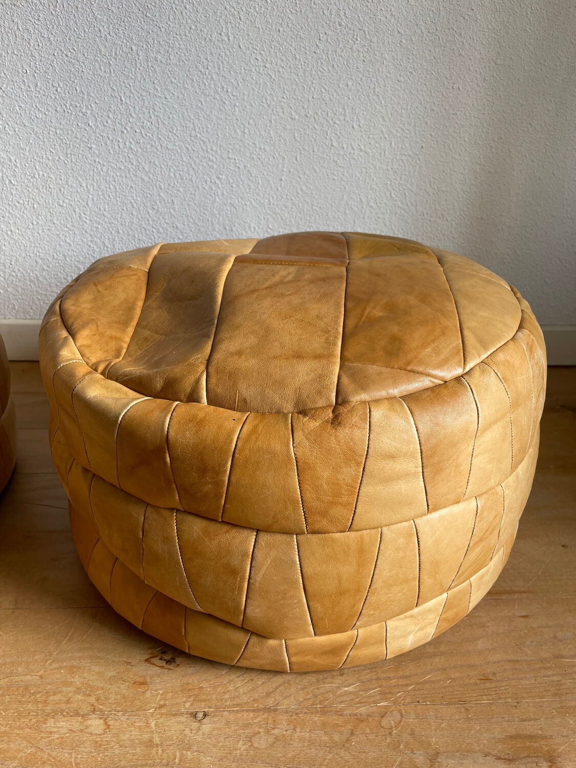 Set of 2 patchwork leather poufs brown camel De Sède
