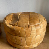 Set of 2 patchwork leather poufs brown camel De Sède
