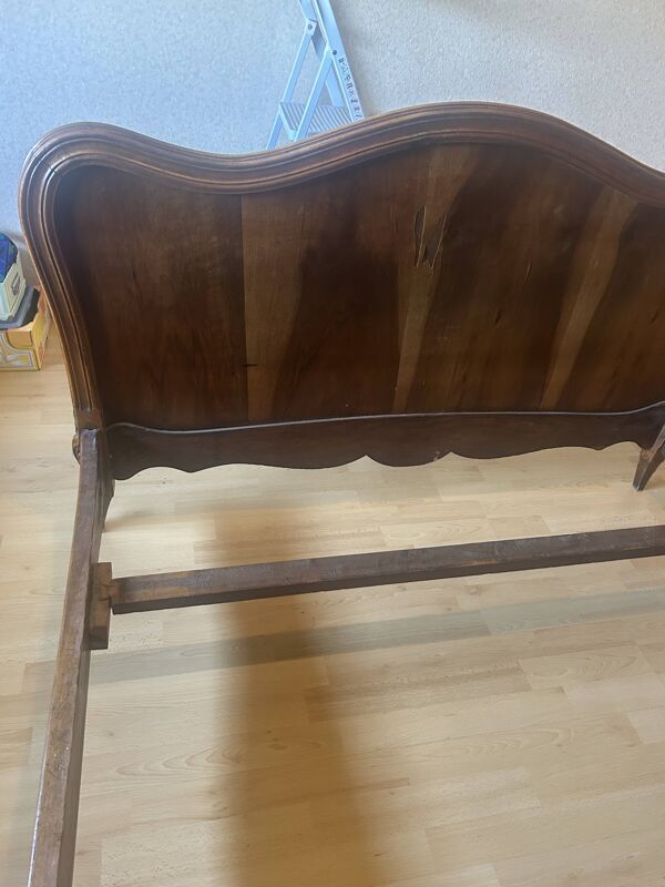 Très beau lit double ancien de style Louis XV, en bois et placage de noyer