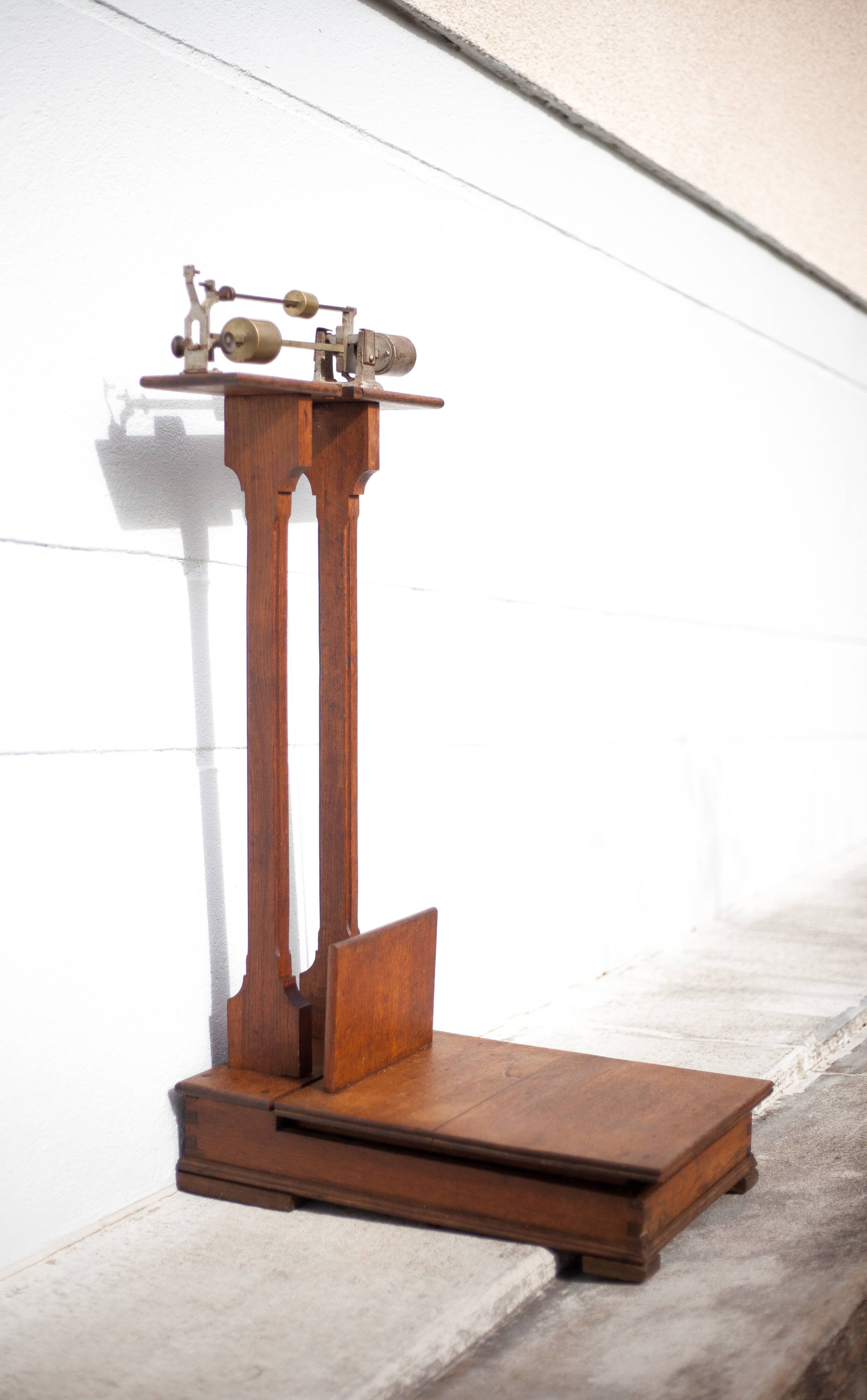 Pèse-personne de médecin en bois ancienne balance de médecin, déco industriel, balance bois