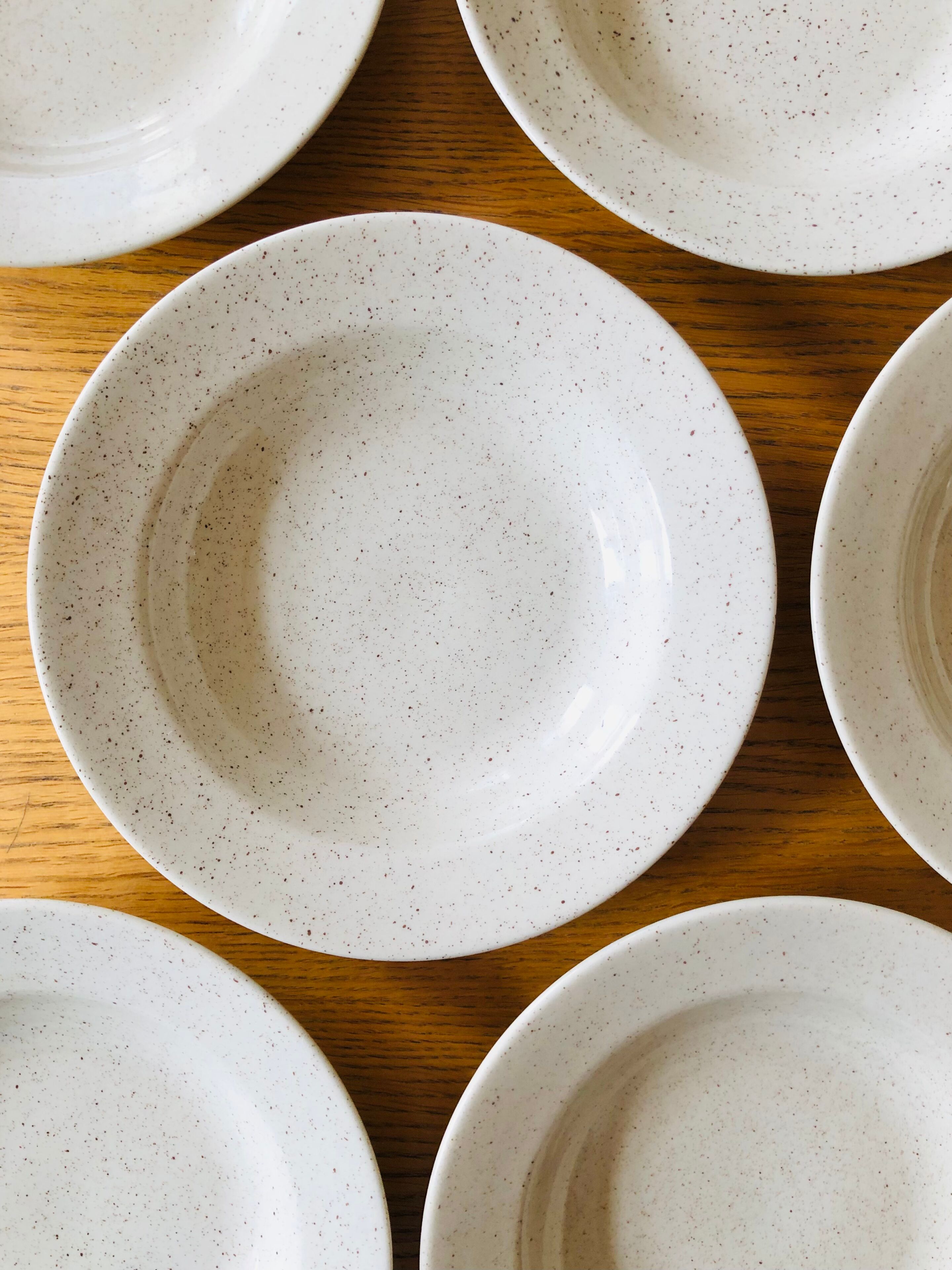 Assiettes creuses en grès moucheté vintage