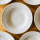 Assiettes creuses en grès moucheté vintage