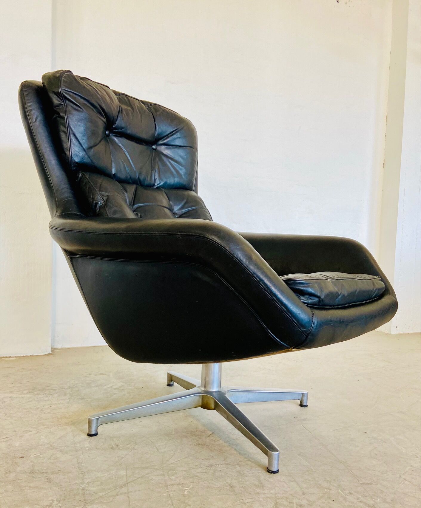 Vintage Danish swivel chair in black leather by Bramin
