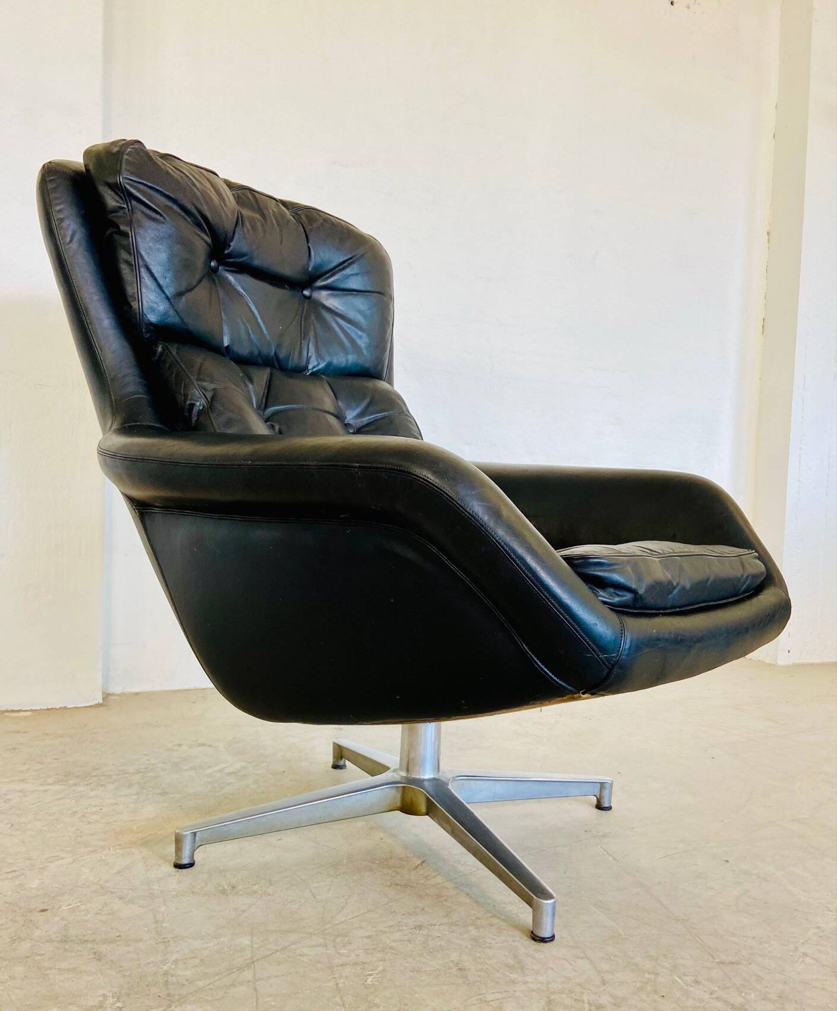 Vintage Danish swivel chair in black leather by Bramin