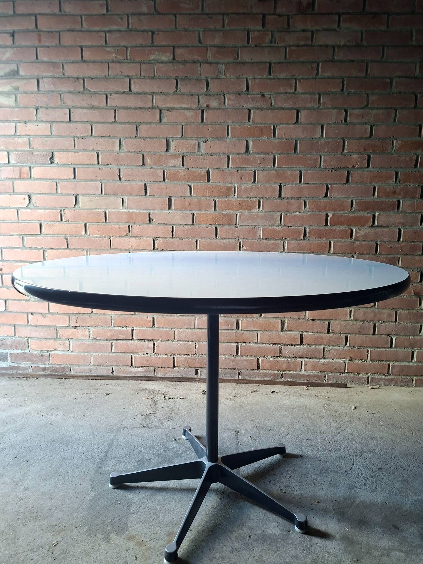 Table Eames 650