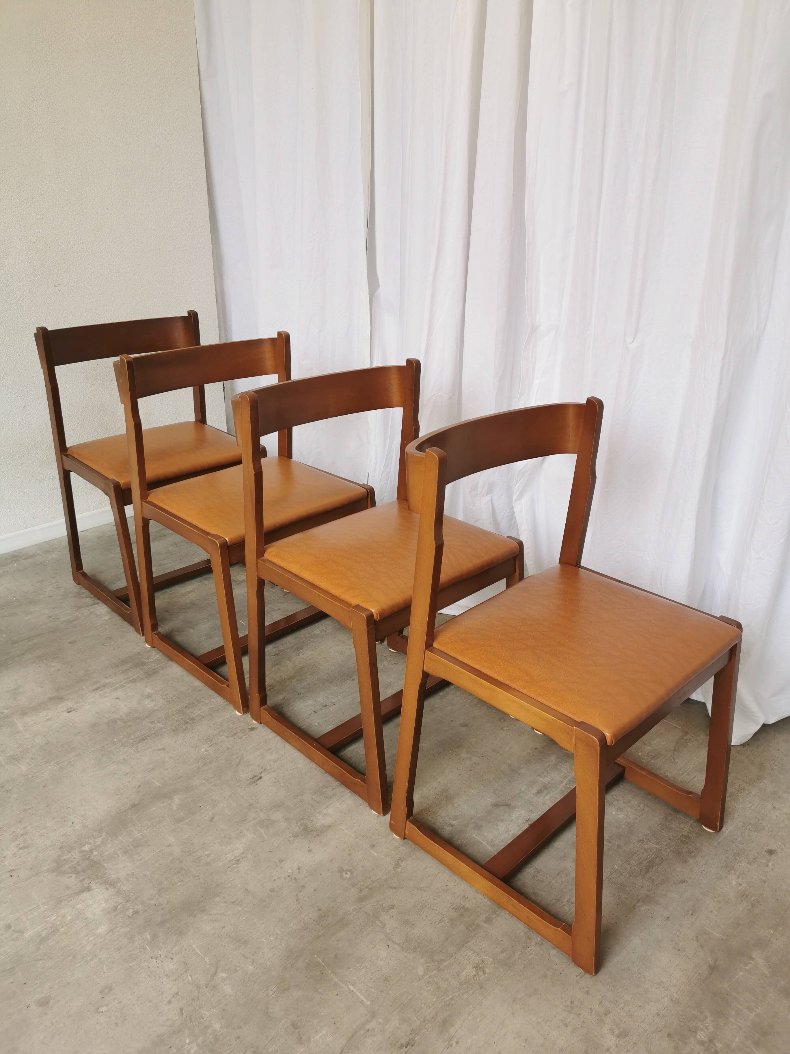 Lot de 4 chaises de salle à manger vintage / design sculptural en bois des années 70, cuir marron