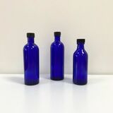 Trio de bouteilles / vases en verre bleu cobalt