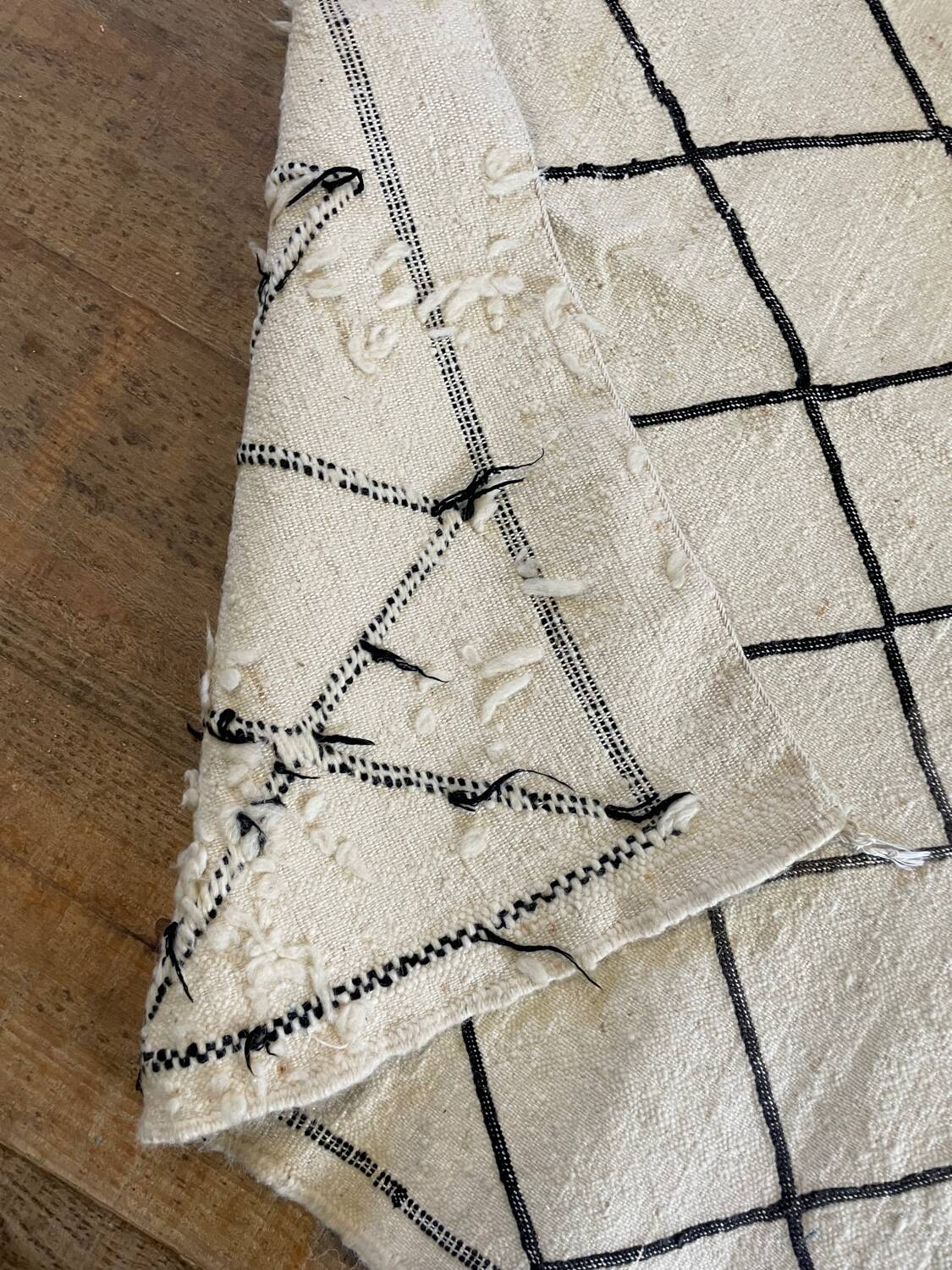 Berber carpet in beige wool with diamonds 140x105