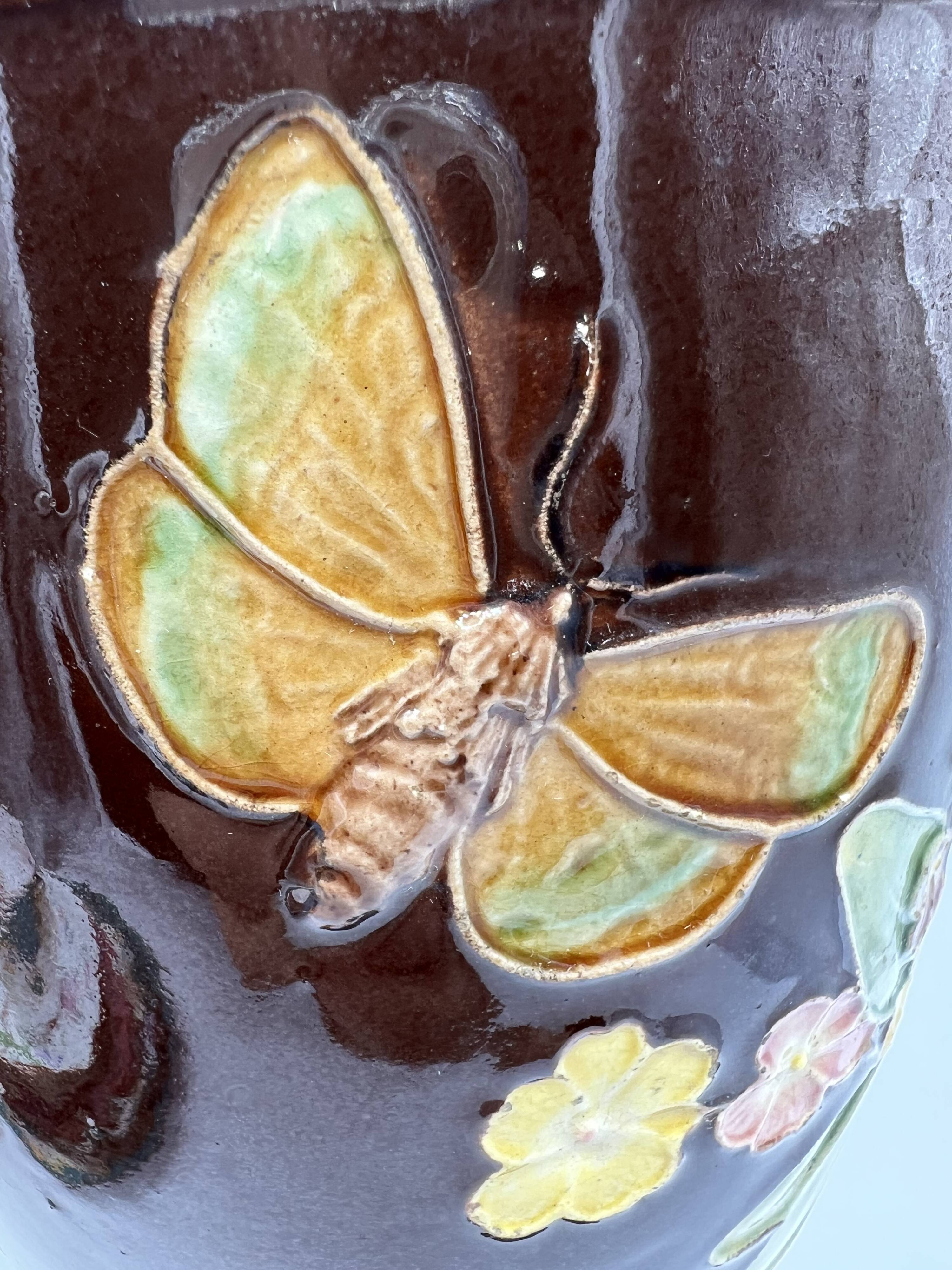 Vase en barbotine à décor de fleurs et papillons – Fin XIXe siècle – Monture