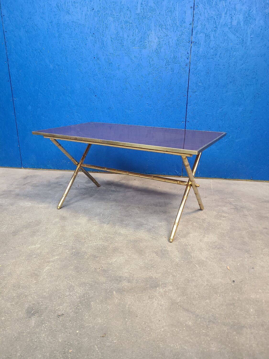 Table basse pied bambou doré et formica palissandre 1972