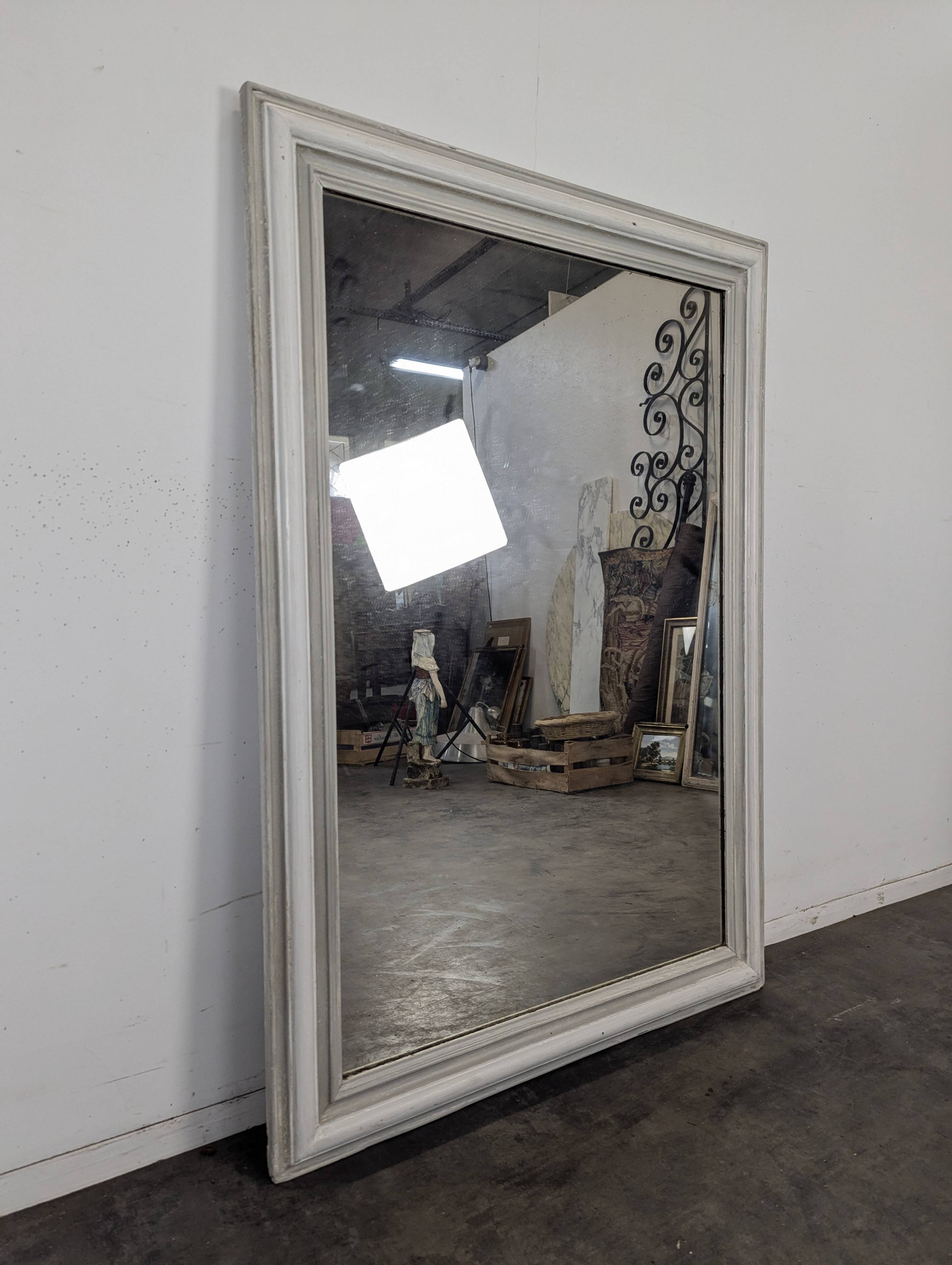 Grand miroir rectangulaire à cadre en bois laqué blanc