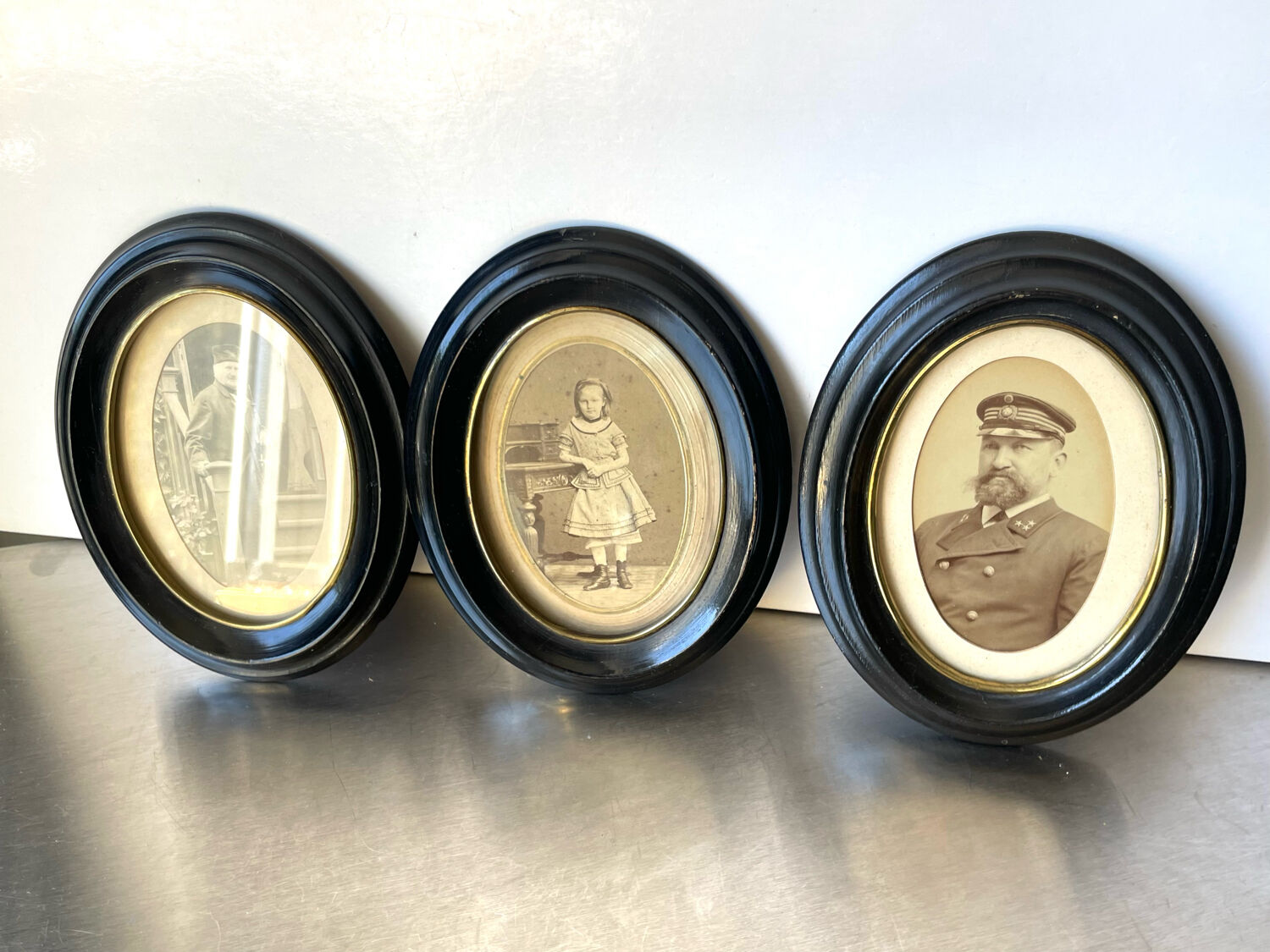 Set of 3 wooden oval picture frames