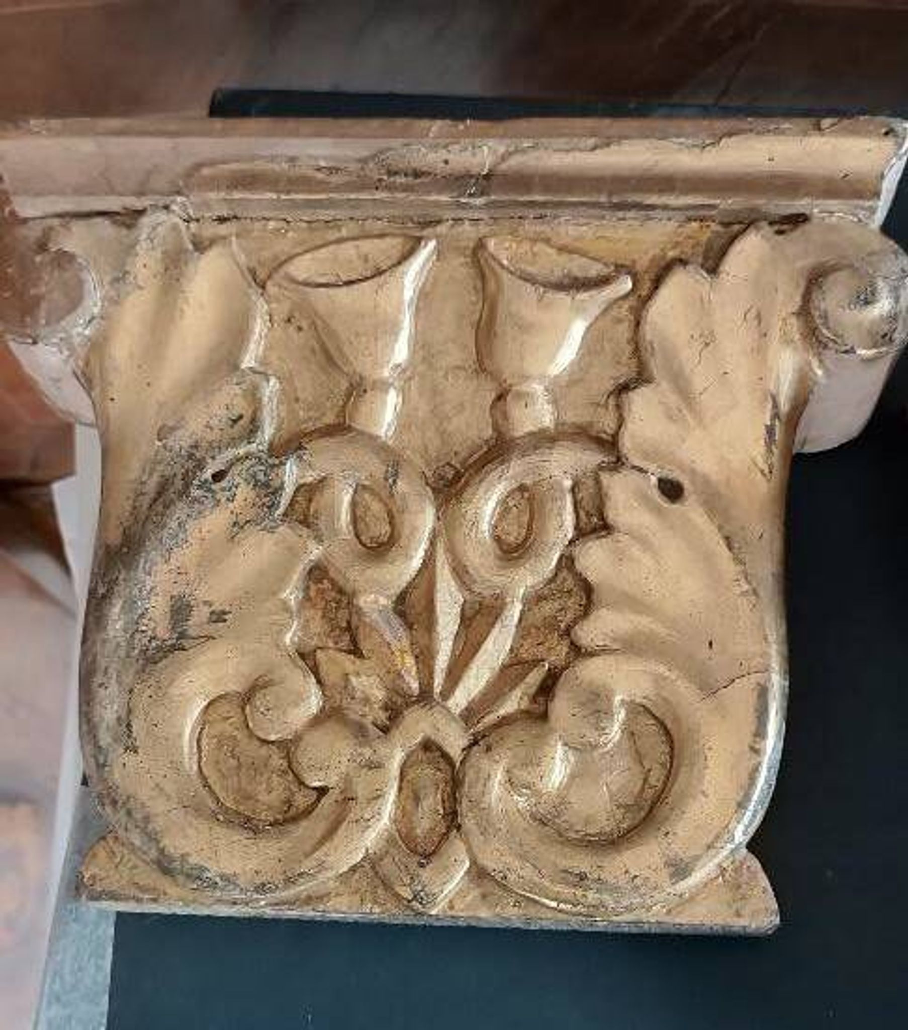 Paire d'anciennes frises en bois sculpté et doré